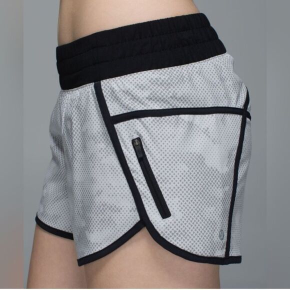 Lululemon Womens Tracker Short III 4 Way Stretch Running Workout Size 8 - Picture 3 of 10